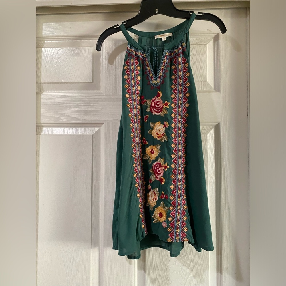 Andree By Unit Sleeveless Top with‎ Floral Embroidery Size Small
